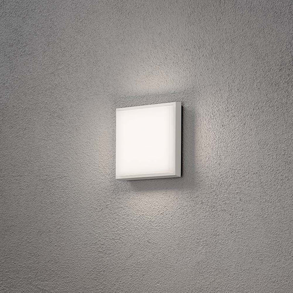Cesena LED Außen Wand- & Deckenlampe Eckig Weiß an einer Strukturwand montiert.