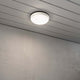 Cesena LED Außen Wand- & Deckenleuchte Rund Weiß an einer grauen Wand installiert.