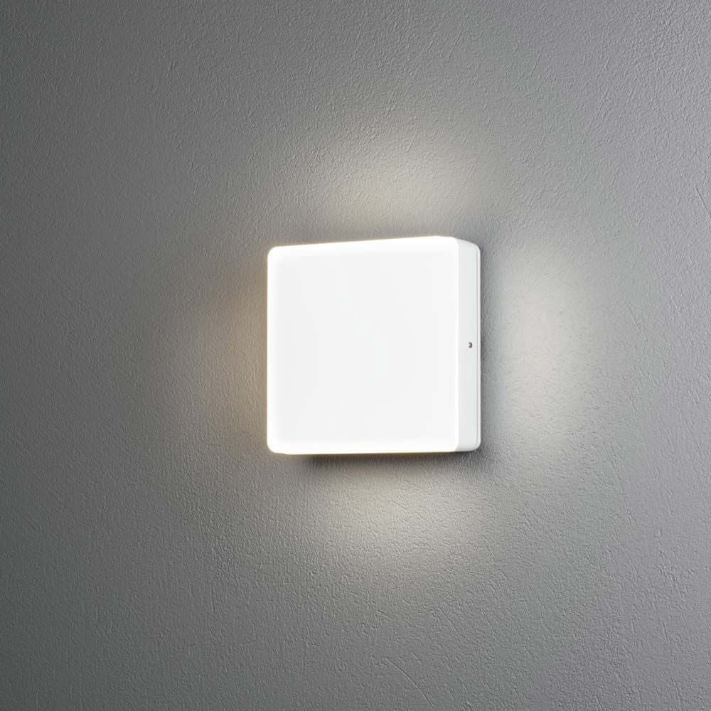 Cesena LED Wand- & Deckenleuchte inkl. Dämmerungssensor in Weiß an einer Wand installiert.