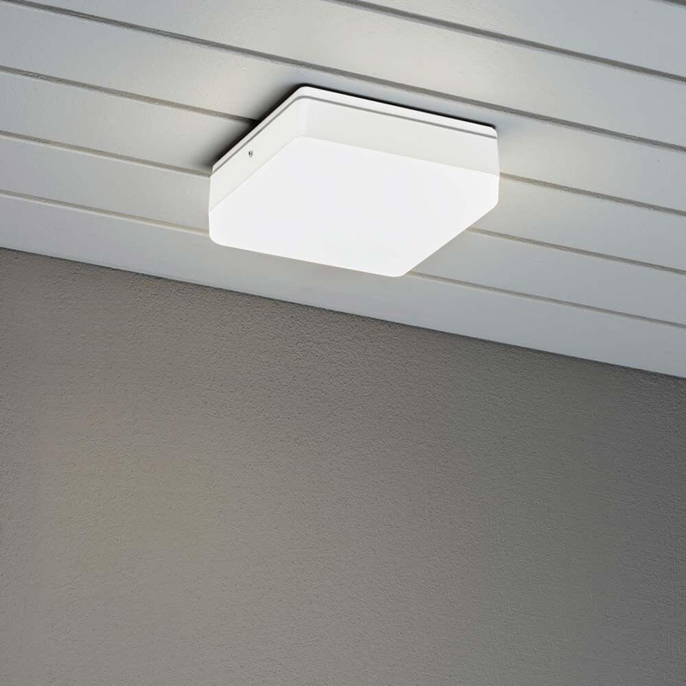 Cesena LED Wand- & Deckenleuchte inkl. Dämmerungssensor an einer Decke montiert.