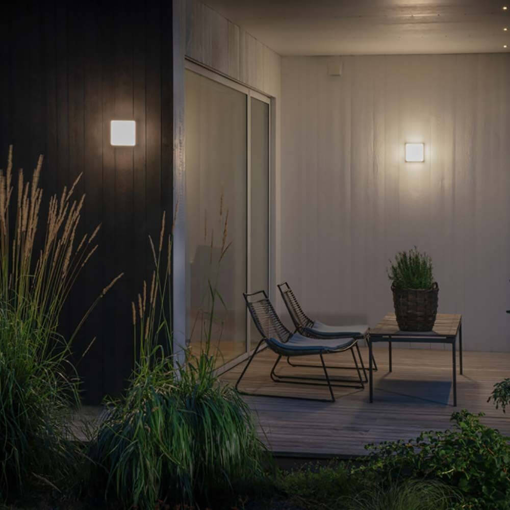 Cesena LED Wand- & Deckenleuchte inkl. Dämmerungssensor montiert an einer modernen Terrasse.