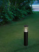 Cetera Außenpollerleuchte Schwarz IP54 auf einer Rasenfläche, ideal für stilvolle Gartenbeleuchtung.