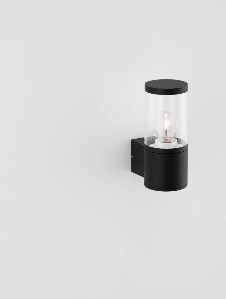 Cetera Außensockelleuchte Schwarz IP54 an einer Wand montiert, modernes Design aus Aluminium und Acryl.