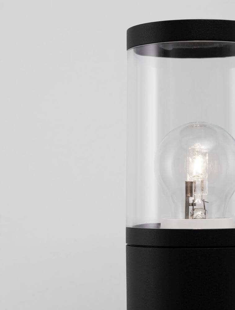 Detailaufnahme der Cetera Außenwegeleuchte Schwarz IP54 mit Glaskörper und sichtbarem Leuchtmittel.