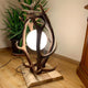 Chalet Geweih Stehlampe aus echtem Geweih und Eiche mit Kugellicht, ideal für rustikales Wohndesign.