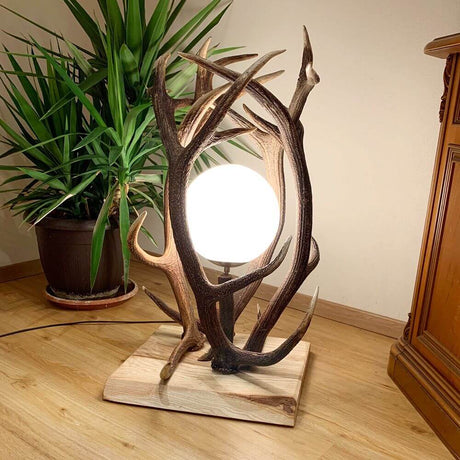 Chalet Geweih Stehlampe Rothirsch 70cm mit Kugellicht und Echtholz-Basis für uriges Wohngefühl.