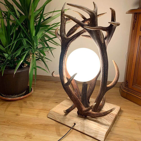 Chalet Geweih Stehlampe Rothirsch 70cm mit echtem Geweih und Kugellicht, ideal für urbane Wohnräume.