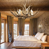 Chalet M Holz Geweih-Lüster Ø 67cm, 6-flammig, aus Metall und handbemaltem Harz im stilvollen Schlafzimmer.