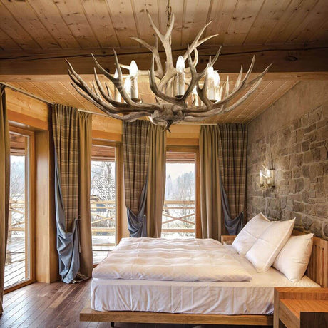Chalet L Holz Geweih-Lüster Ø 91cm 8-flammig im gemütlichen Schlafzimmer mit Holzdetails.