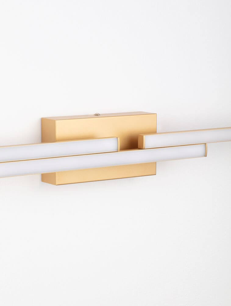Chart LED Wandleuchte 3-flammig 3000K in elegantem mattem Gold an einer Wand montiert.