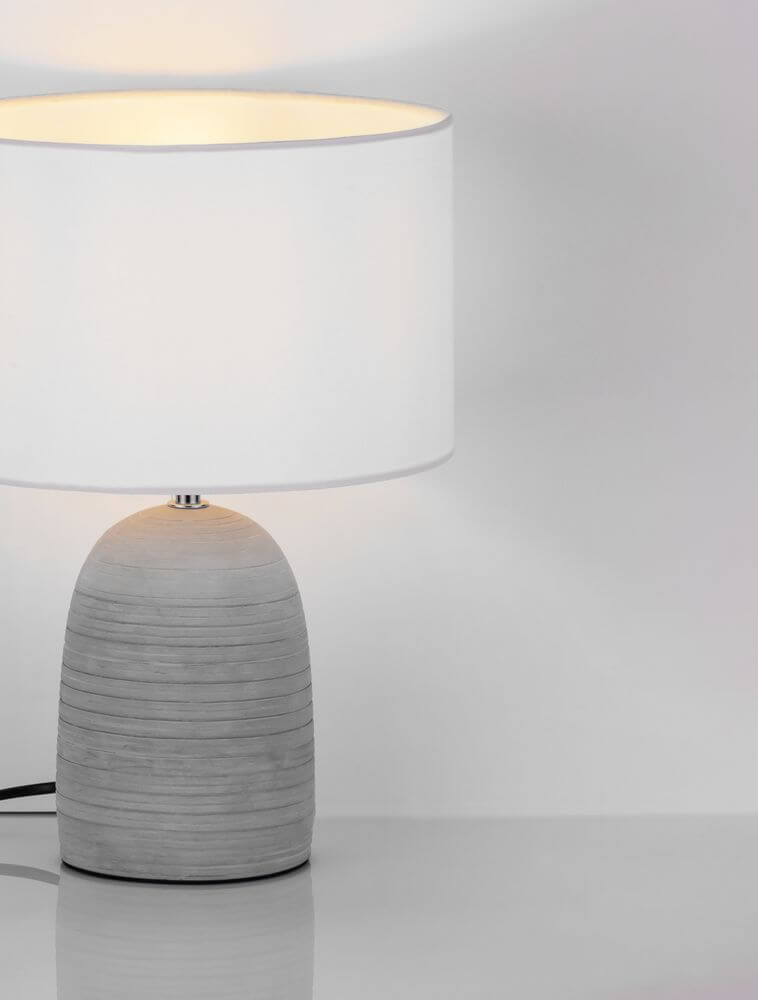 Chempo Tischleuchte Grau, Weiß mit grauem Betonfuß und weißem Lampenschirm, modernes Design, stilvoll und elegant.