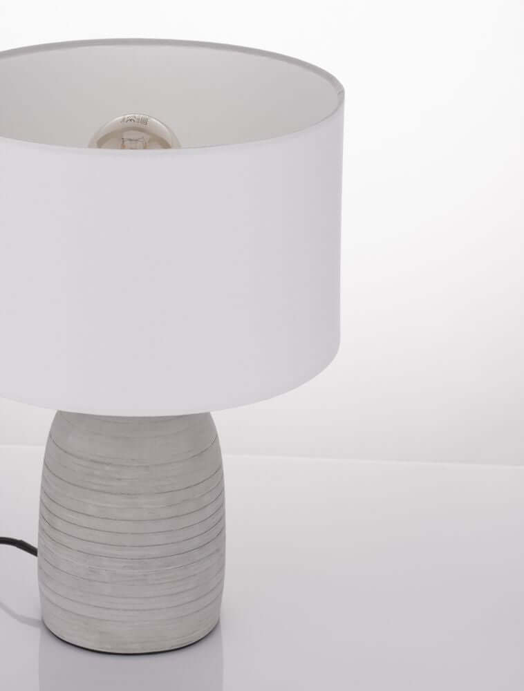 Chempo Tischleuchte Grau, Weiß aus Beton und Stoff, modernes Design mit rustikalem Flair.