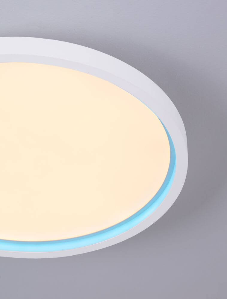 Chet LED Deckenleuchte 2-flammig 2700 5000K Weiß mit modernem Design und blauem Rand.