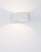 Chez LED Außenwandleuchte Ø 9cm 3000K Weiß IP54 an Wand montiert, strahlt warmweißes Licht aus.