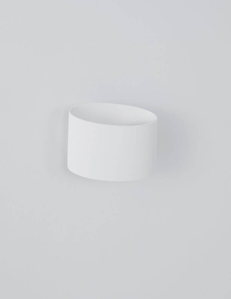 Chez LED Außenwandleuchte Oval 3000K Weiß IP54 an einer Wand montiert.