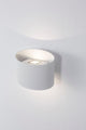 Chez LED Außenwandleuchte Oval 3000K Weiß IP54 an einer Wand installiert, stilvolles und minimalistisches Design.