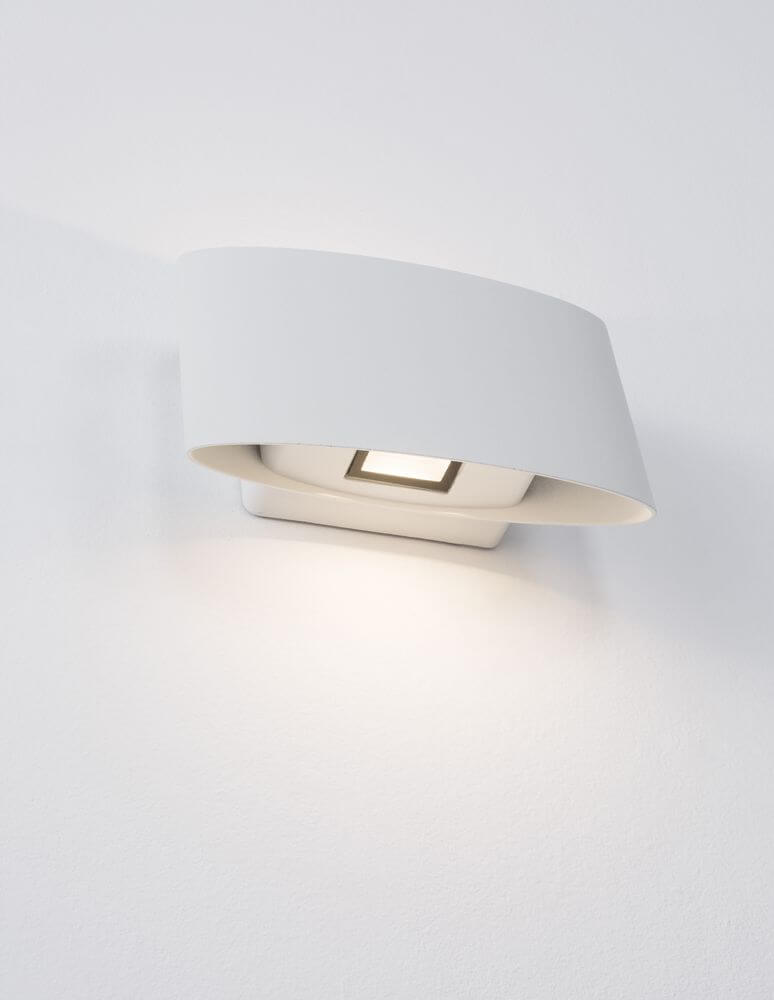 Chez LED Außenwandleuchte Oval 3000K Weiß IP54 an der Wand montiert, modernes Design in Weiß.