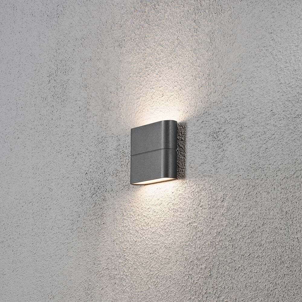 Chieri LED Außen-Wandleuchte Anthrazit, opales Acrylglas an einer Wand montiert mit sanftem Licht.