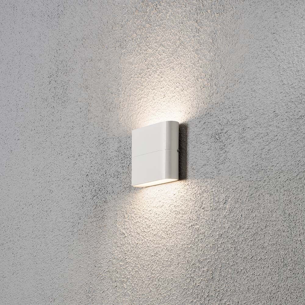 Chieri LED Außen-Wandleuchte Weiß, opales Acrylglas an einer Wand montiert, sorgt für moderne Außenbeleuchtung.