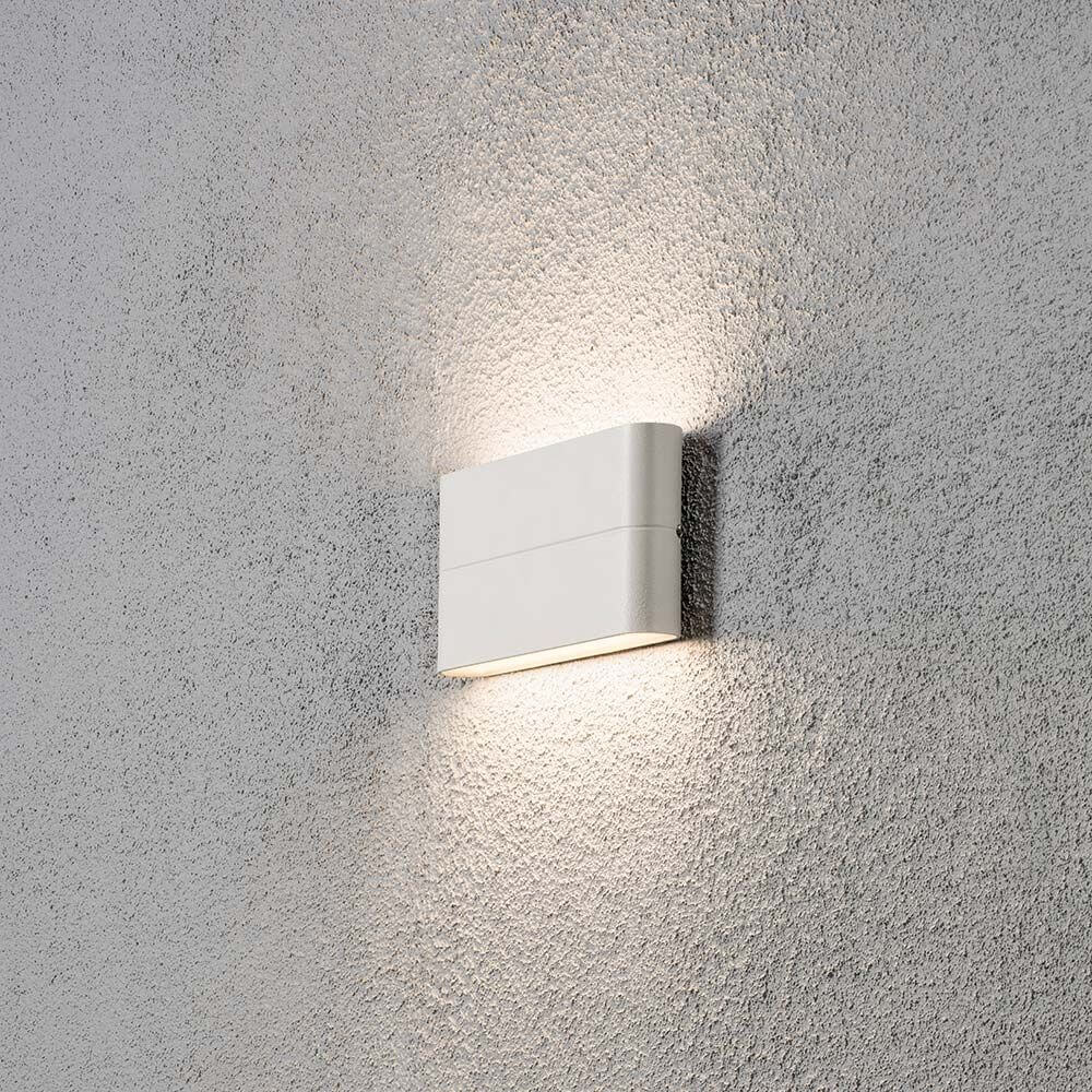Chieri LED Außen-Wandleuchte Weiß, opales Acrylglas an einer Wand montiert mit sanftem Licht.