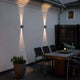 Chieri LED Außen Wandleuchte Up & Downlights an einer Wand im Außenbereich mit dekorativem Licht.