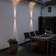 Chieri LED Außen Wandleuchte Up & Downlights an einer Wand im Garten mit warmem Licht.
