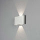 Chieri LED Außen Wandleuchte Up & Downlights in Weiß an einer grauen Wand mit Up- und Downlight.
