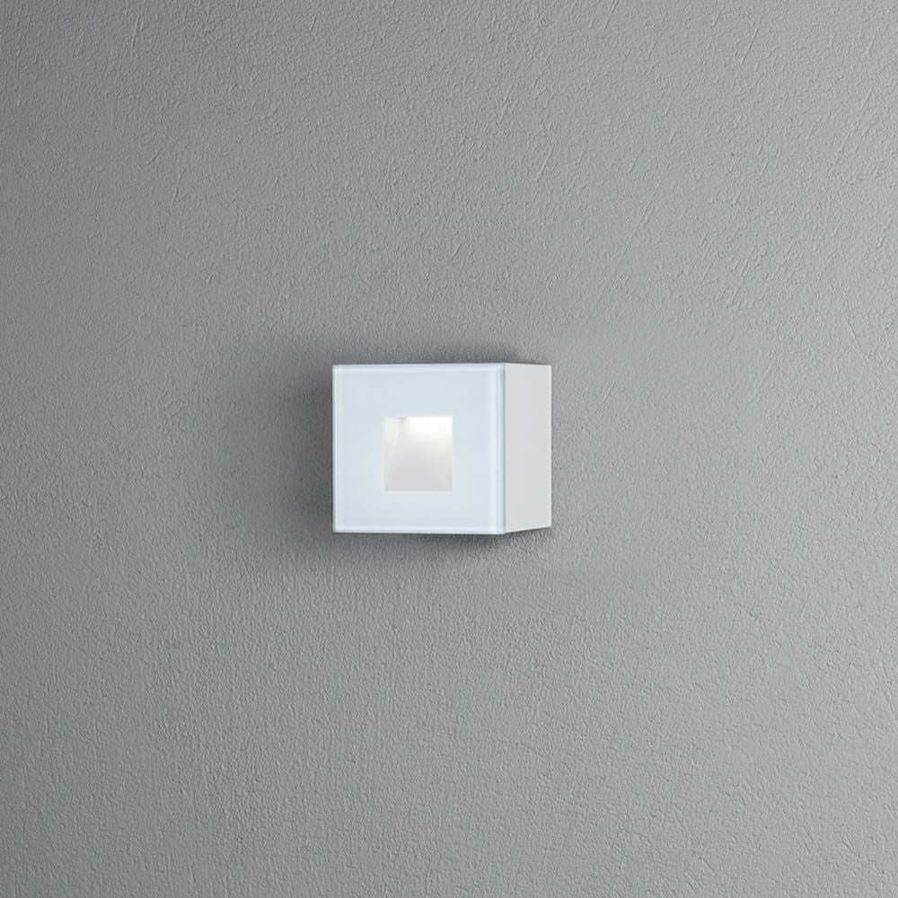 Chieri LED Außenwandlampe IP54 an grauer Wand, rechteckige Fuß-/Absatzleuchte, 1,5W HP LED.