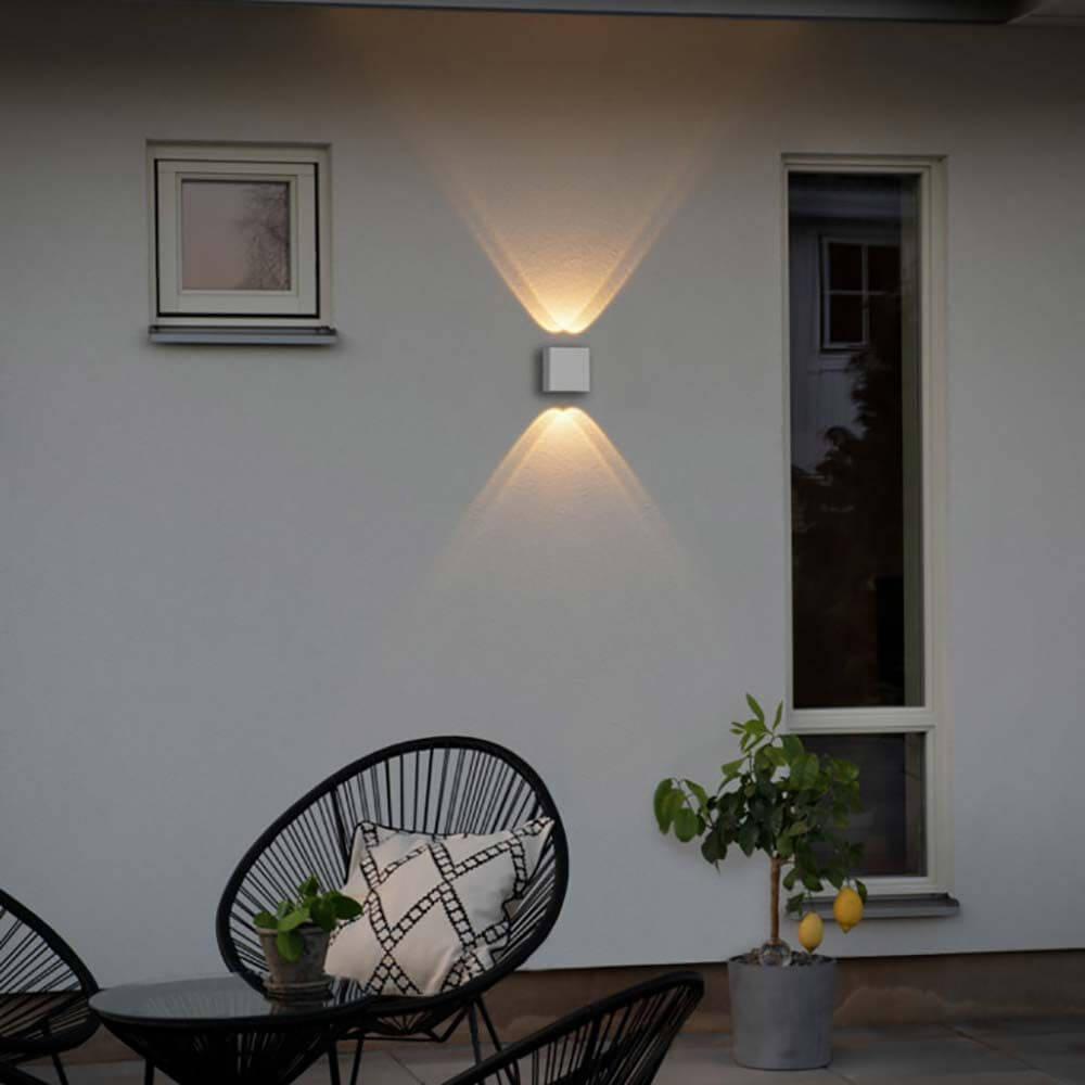 Chieri LED Wandleuchte Up & Downlights strahlen sanft an einer Hauswand, ideal für Außenbeleuchtung.