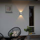 Chieri LED Wandleuchte Up & Downlights strahlen sanft an einer Hauswand, ideal für Außenbeleuchtung.