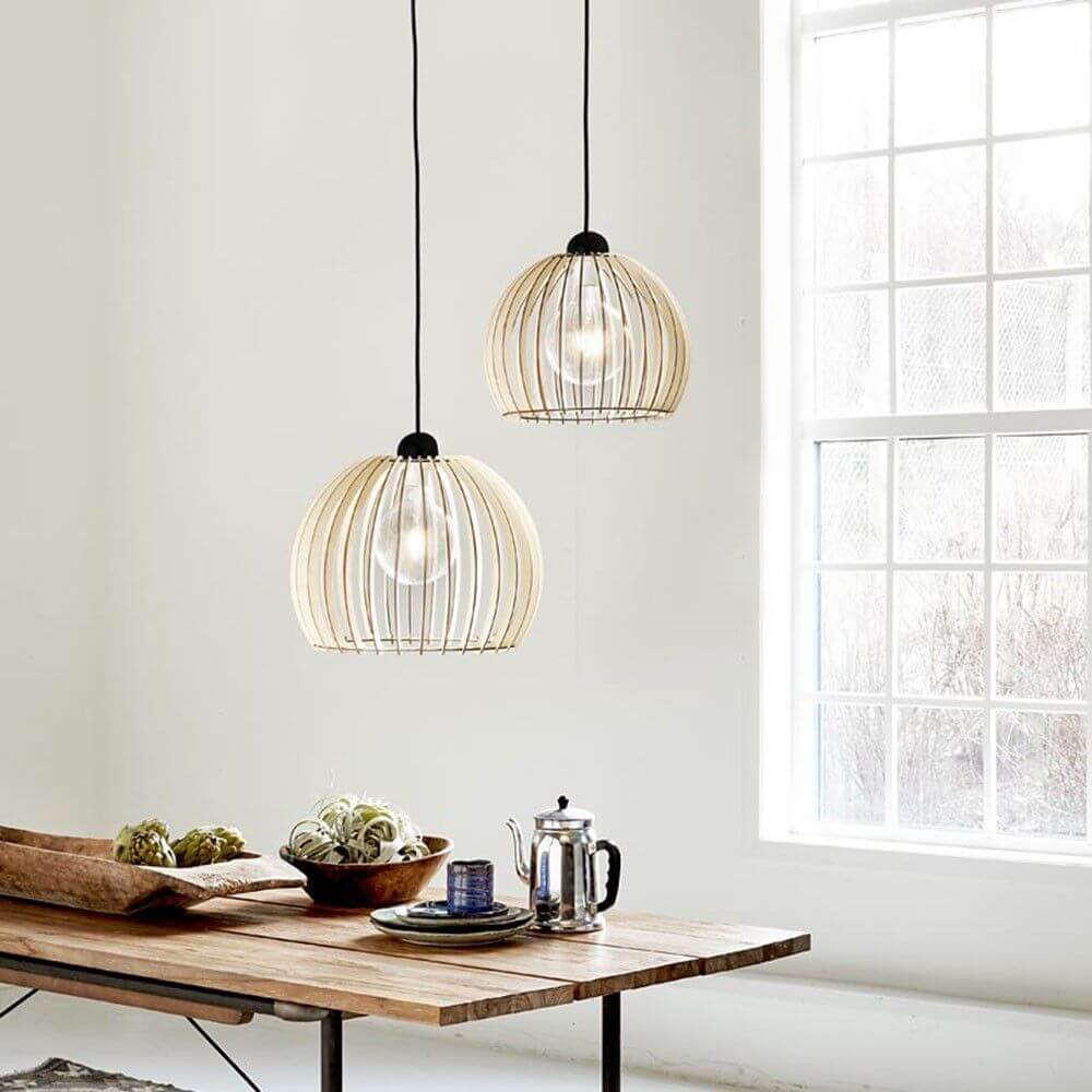 Chino 30 Pendelleuchte mit Holzlamellen über einem Esstisch, stilvolles grafisches Design für angenehmes Licht.