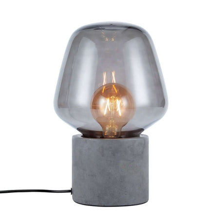 Lampe de table Christina avec dôme en verre transparent et base robuste pour un design minimaliste.