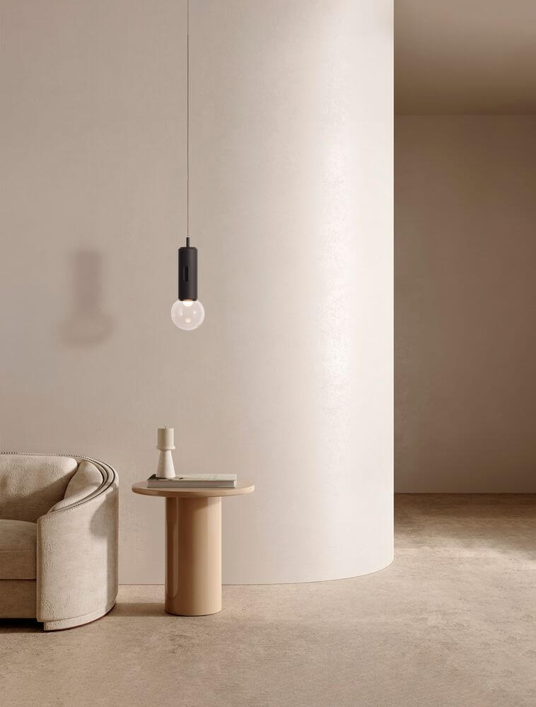 Chronos LED Pendelleuchte 3000K im modernen Interieur mit grauer Wand und Tisch.