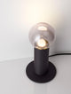 Chronos LED Tischleuchte 3000K mit modernem Design und intuitiver Sensor-Technik auf einem Tisch.