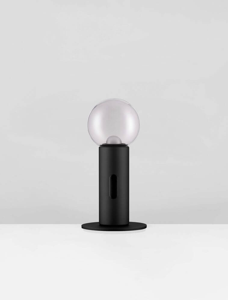 Chronos LED Tischleuchte 3000K mit elegantem Design und intuitiver Sensor-Technik auf einem Tisch.