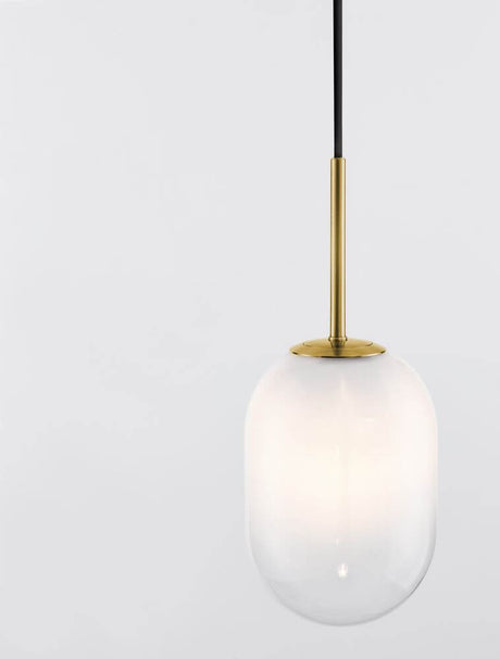 Chrysi pendel lys guld, hvid med håndblæst glas og elegant håndværk.