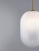 Chrysi Pendelleuchte Gold, Weiß mit mundgeblasenem Glas und eleganter Form