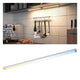 Clever LED Küchenlampe Barre 55cm Weiß, Chrom-Matt über einer Küchenarbeitsfläche mit Kochutensilien.