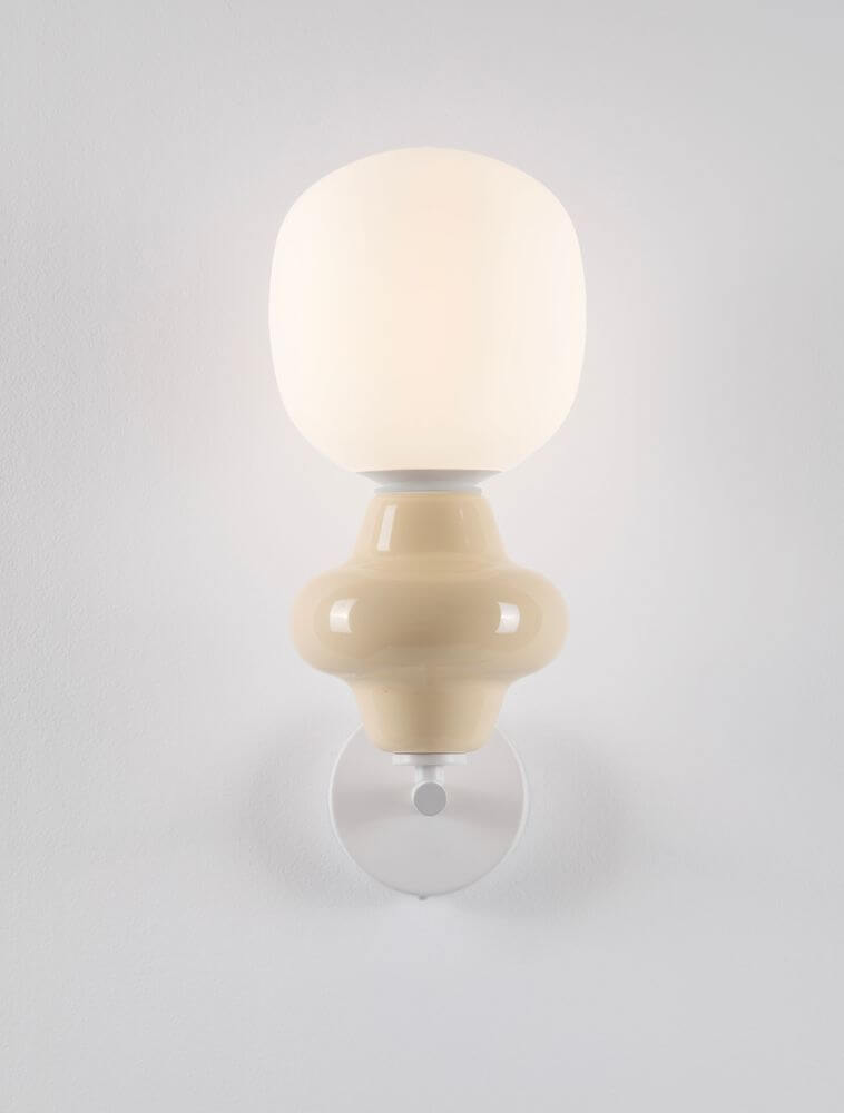 Clio Wandleuchte Ø 15cm E14 in moderner Form, hergestellt aus Glas und Keramik in Blautönen