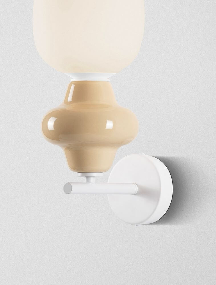 Detailaufnahme der Clio Wandleuchte Ø 15cm E14 mit eleganter Designerform und Glas- und Keramikelementen.