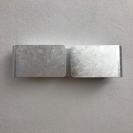Clip væglampe Up&Down 44 cm bladsølv monteret på en væg, moderne design lavet af metalfolie.