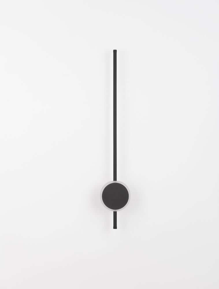 Clock LED Wandleuchte 3000K Schwarz an einer weißen Wand montiert.