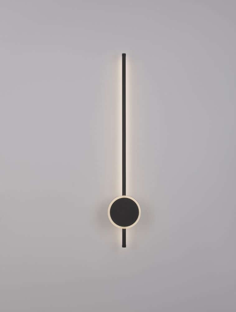 Clock LED Wandleuchte 3000K Schwarz mit modernem Design und mattschwarzem Aluminium in eleganter Stabform.