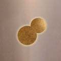s.luce Cloud LED Wandleuchte in Gold mit zwei runden, flachen Leuchten. Elegante indirekte Beleuchtung für jeden Raum.