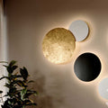 s.luce Cloud Wandleuchte Kombination mit goldenen und schwarzen Wandkreisen und sanfter LED-Beleuchtung.