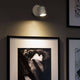 Coco Spot-Wandlampe an der Wand, bietet Flexibilität mit 350° horizontaler und 90° vertikaler Ausrichtung.