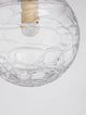 Coen Pendelleuchte Gold, Transparent - Nahaufnahme transparente Glas-Kugel mit goldfarbener Fassung und strukturierter Oberfläche