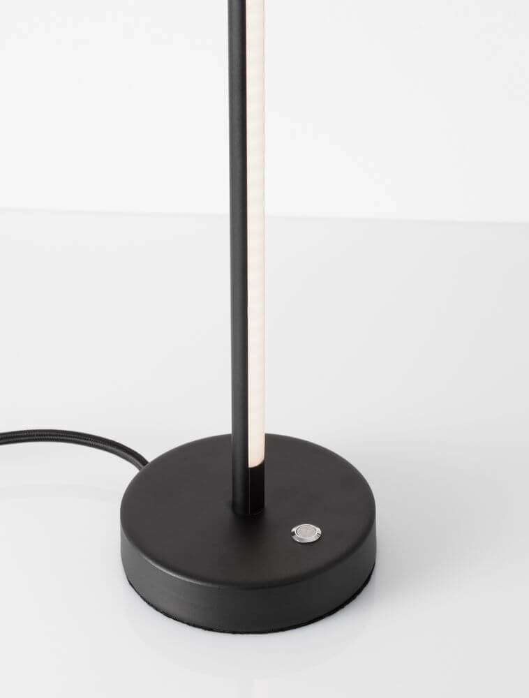 Detailaufnahme der Colby LED Tischleuchte 3000K Schwarz mit minimalistischer Basis und schlichter Struktur.