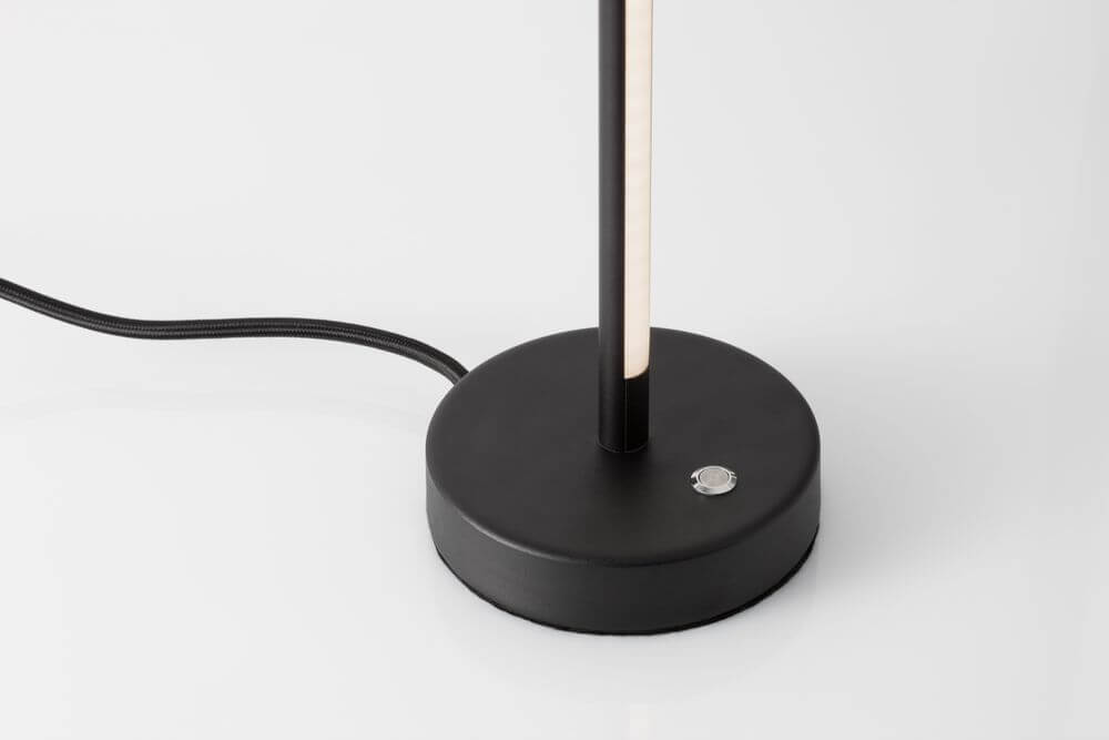 Colby LED Tischleuchte 3000K Schwarz, minimalistischer Lampenfuß und Schalter in Schwarz.