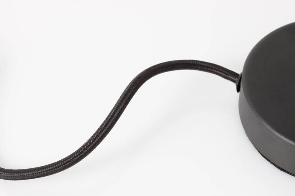 Detailansicht des Kabels der Colby LED Tischleuchte 3000K Schwarz in Schwarz.